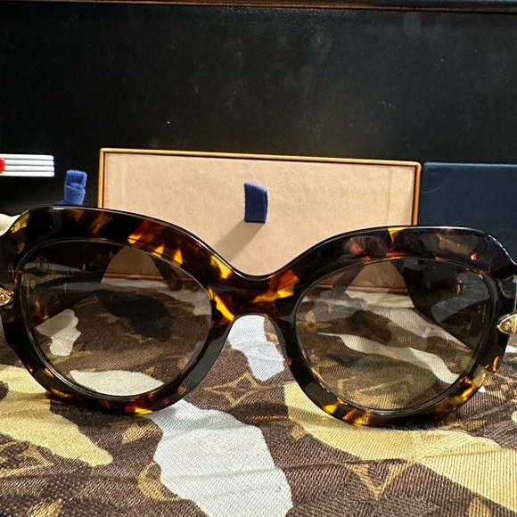 Louis Vuitton sunglasses - Picture 8 of 10